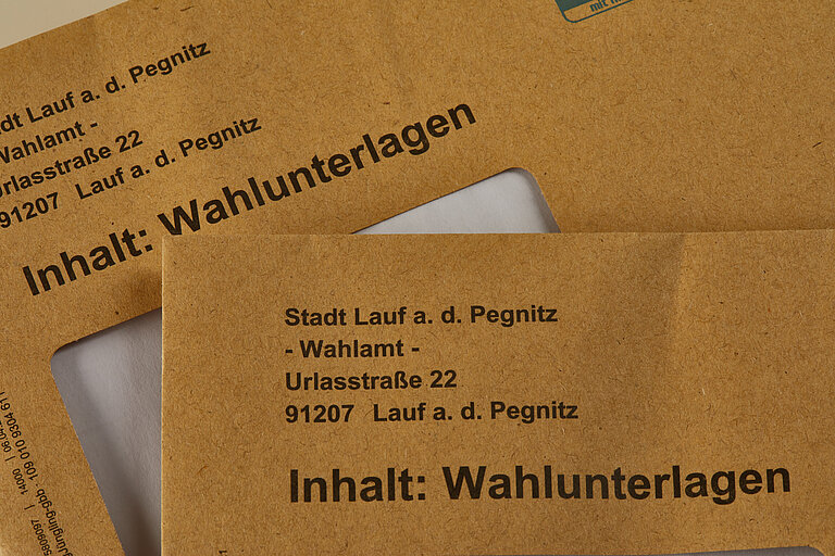Eine Nahaufnahme zweier brauner Briefumschläge mit der Aufschrift: Wahlunterlagen.