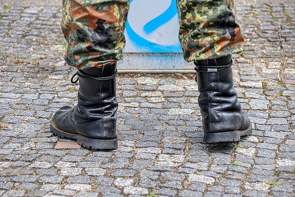 Die Füße eine Soldaten der Bundeswehr in Tarnhose und Stiefeln.