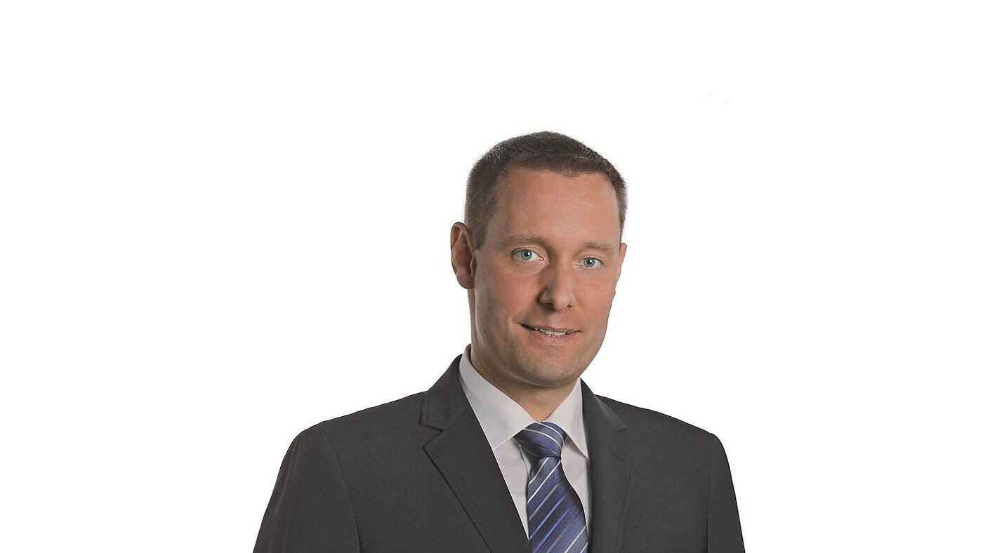 Ein Portrait von Landrat Armin Kroder in einem dunkelgrauen Anzug vor weißem Hintergrund.