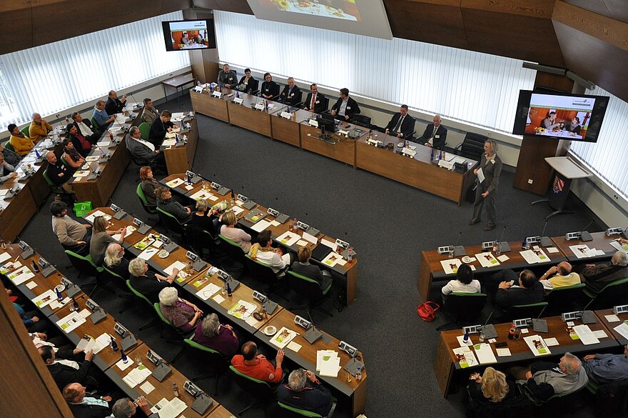 Symbolfoto: Landratsamt Nürnberger Land. Das Bild zeigt den vollbesetzten großen Sitzungssaal des Landratsamts Nürnberger Land in Lauf.