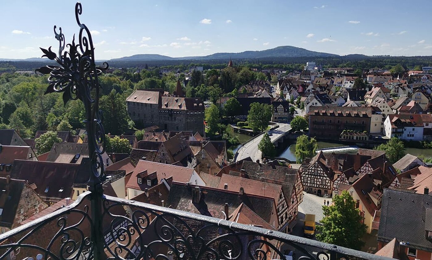 Der Blick von einem Balkon des Laufer Wenzelschlosses über die Stadt und die Pegnitz. Am Horizont ist das Landratsamt zu sehen.