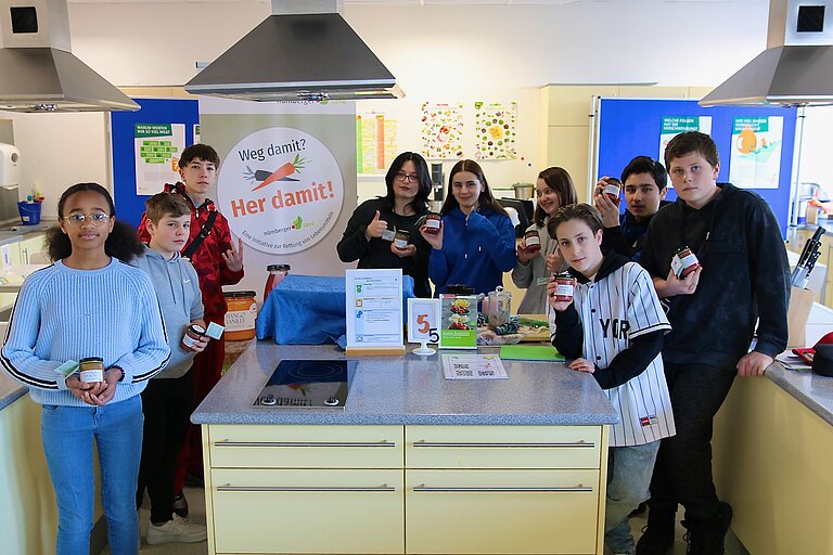 Schüler*innen der Mittelschule Altdorf bekommen ein Glas Marmelade aus geretteten Lebensmitteln