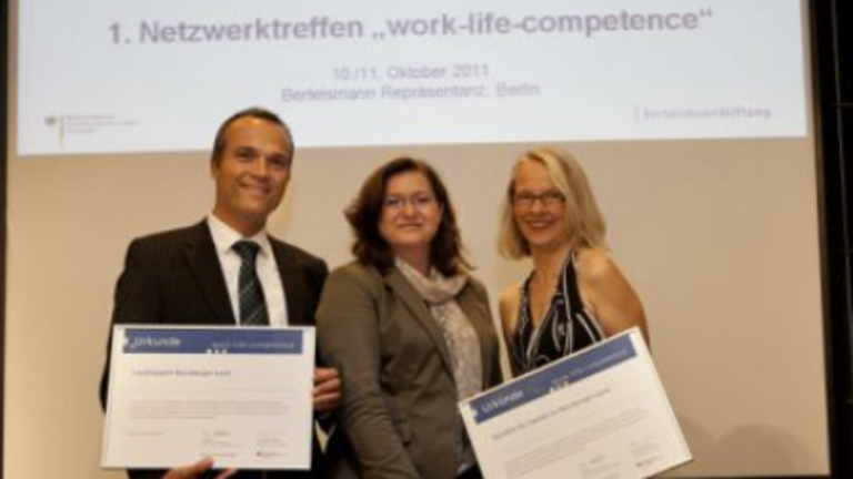 Frank Richartz und Kirsten Szibbat gemeinsam mit Birgit Wintermann von der Bertelsmann Stiftung bei der Urkundenübergabe.