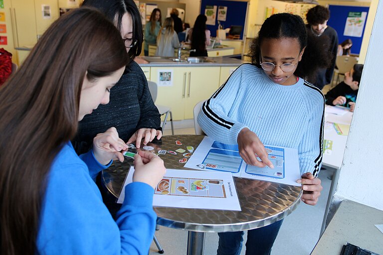 Schüler*innen der Mittelschule Altdorf beschäftigen sich am Projekttag mit dem Thema Lebensmittelrettung