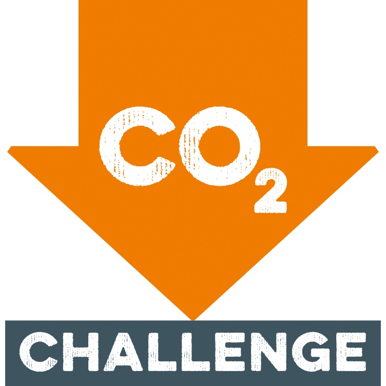 Initiativkreis der Klimaschutzmanager*innen der EMN: Ein orangener Pfeil nach unten auf dem CO2 steht.